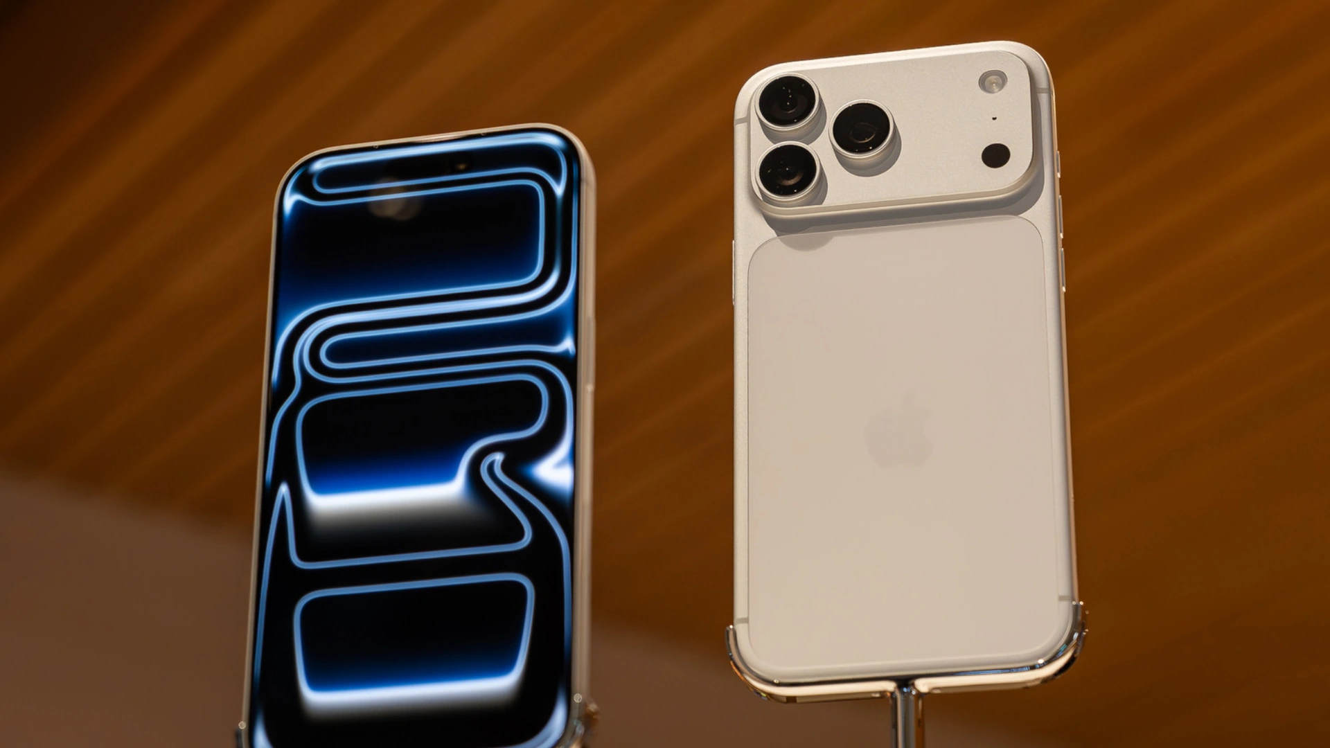 Apple iPhone 18 Pro and iPhone 19 Pro camera upgrade concept showing variable aperture lens, larger sensor, ultra wide OIS and 200MP telephoto improvements