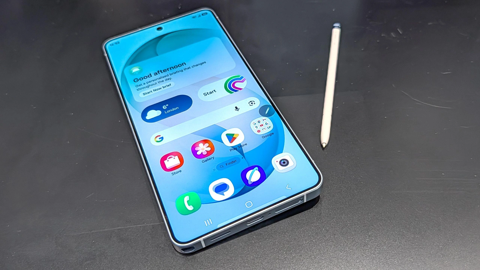 Samsung Galaxy S26 Ultra showcasing Privacy Display feature with hidden side viewing, premium camera system, and advanced Galaxy AI interface.